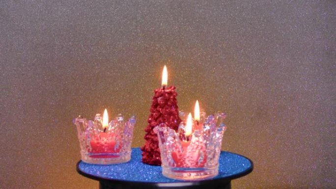 在彩色背景上，新年蜡烛在看台上旋转