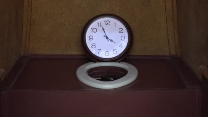 厕所里的挂钟。浪费时间的概念。