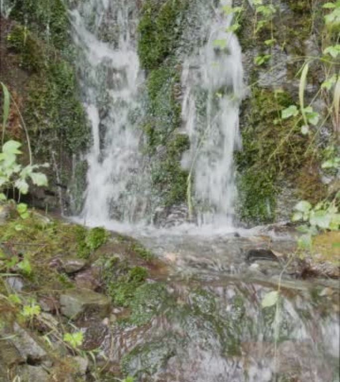 西班牙比利牛斯山脉美丽的瀑布。阿兰谷。垂直视频。