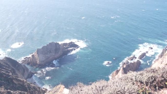 岩石崎岖的海洋。海浪撞击海滩。加利福尼亚，大苏尔陡峭海岸