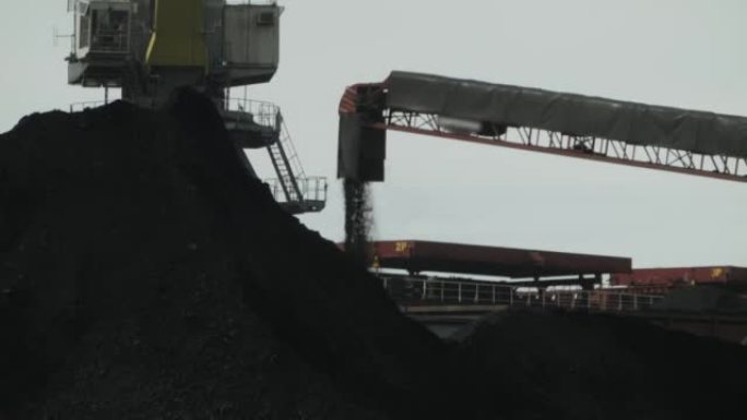 传送带将煤输送到港口起重机进行重新装载。海港基础设施