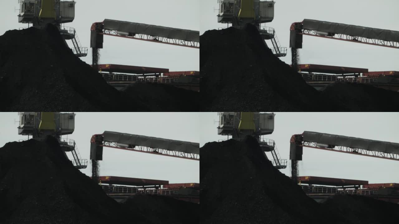 传送带将煤输送到港口起重机进行重新装载。海港基础设施