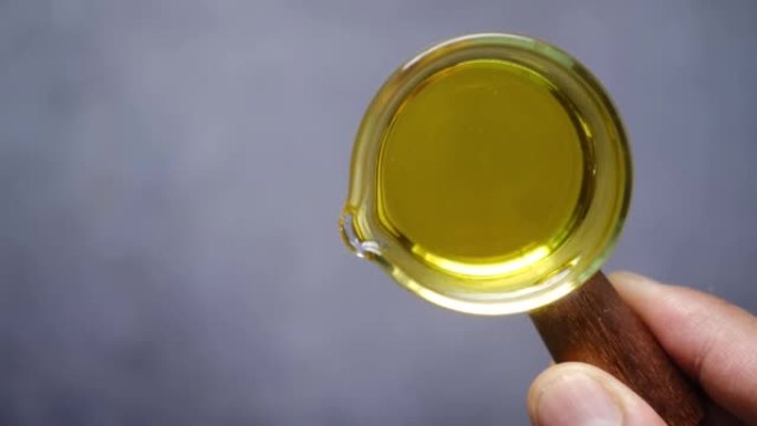 黄色葵花籽油装在一个小玻璃容器中