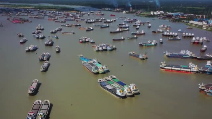 孟加拉国吉大港阴天货船的鸟瞰图。