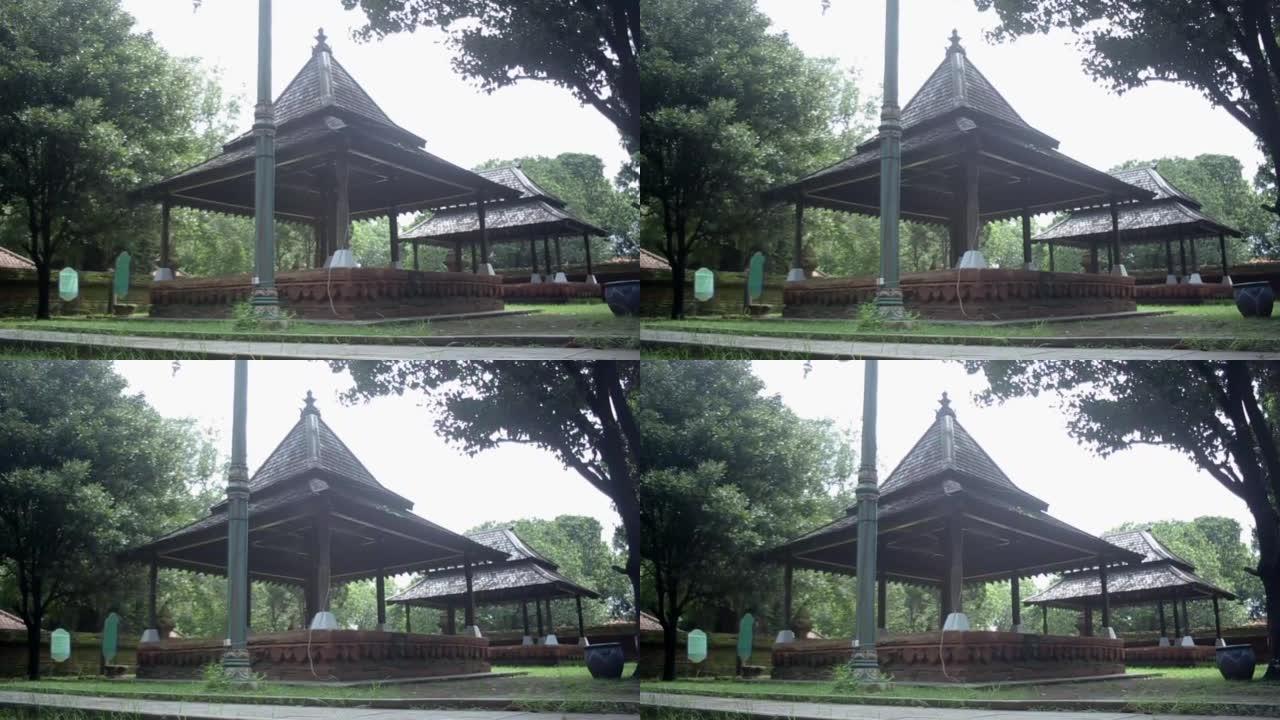 印度尼西亚西爪哇岛的Keraton Kasepuhan Cirebon古老宫殿内庭的木亭建筑。正确的