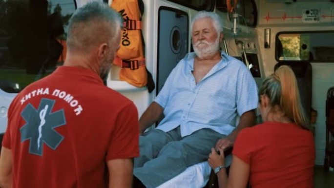 一个悲伤的老人在救护车担架上被送往医院的慢动作镜头。把病人装上救护车