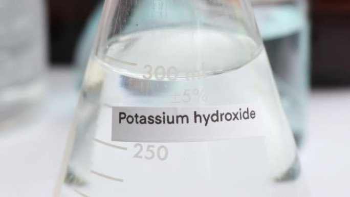 玻璃中的氢氧化钾，实验室中的化学物质
