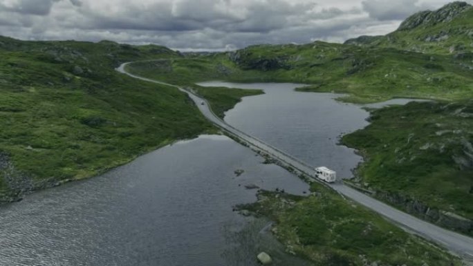 穿越挪威高地的公路风景鸟瞰图