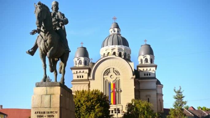 罗马尼亚塔尔古穆列什中心的主教座堂和阿夫拉姆·伊安库雕像的升天