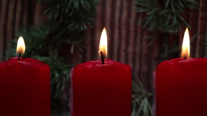 红色圣诞蜡烛灯在木质背景下燃烧