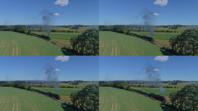 无人机拍摄的一辆古董蒸汽客运列车慢镜头绕过弯道，吹着烟雾和蒸汽穿过肥沃的玉米田