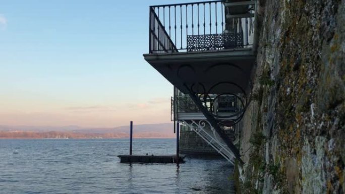 从Arona建筑物中看到的Maggiore湖部分浸入了水。意大利