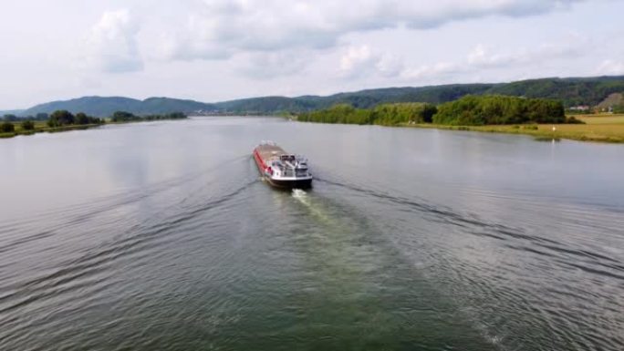 多瑙河上的货船旅游度假游玩景区