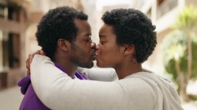 非裔美国男女夫妇在街上互相拥抱亲吻