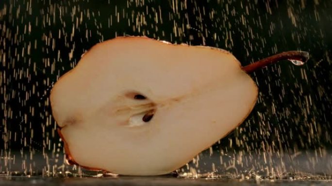 生熟梨切成两半。