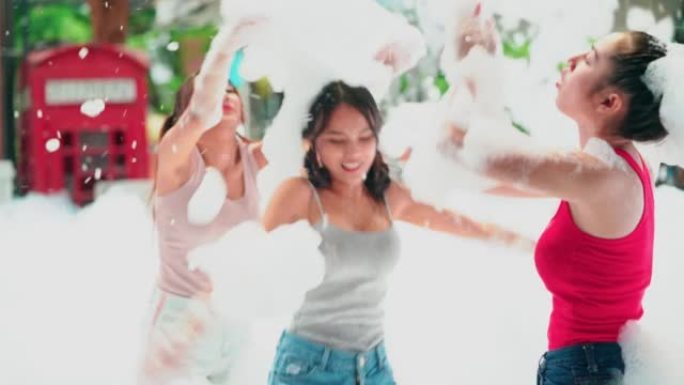 生活方式娱乐-东南亚。一群美丽的年轻女子在游泳池里享受泡沫派对