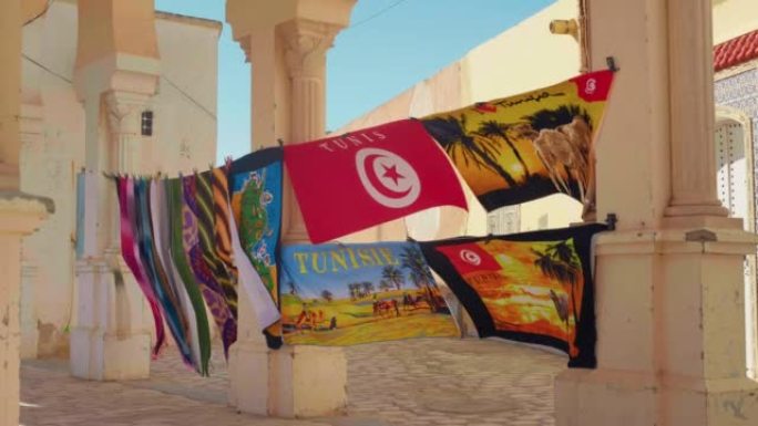 带有突尼斯口音的个性化毛巾挂在非洲一座老建筑的中间。