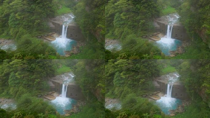 雨中的纯山森林和河流