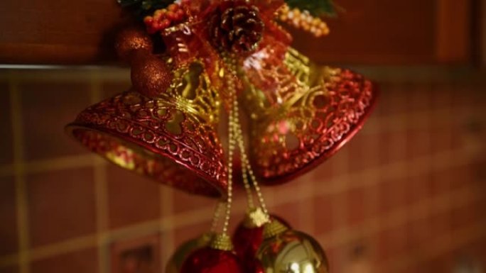 选择性聚焦镀金风铃 -- 挂在木制橱柜上的圣诞装饰