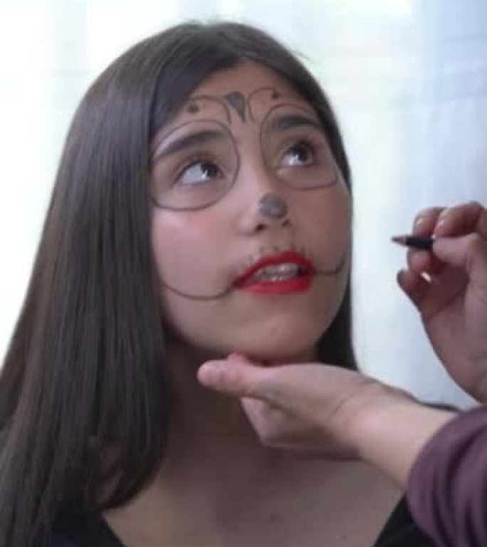 拉丁母亲为万圣节庆祝活动描绘了她十几岁的女儿的脸