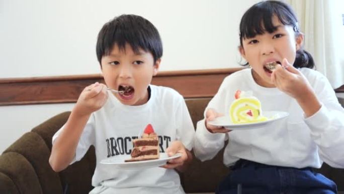 日本孩子饭后吃蛋糕做甜点