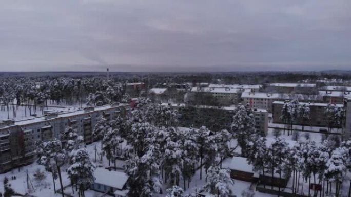 冬季有低层老式建筑的苏联小镇的鸟瞰图
