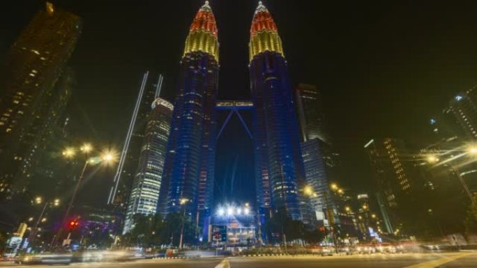 马来西亚国家石油公司双塔大厦在独立日和红绿灯道期间拍摄的带有马来西亚国旗颜色的延时4k UHD镜头