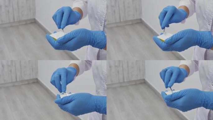牙医用手术刀的手将干燥的白色粉末材料混合在一起，以填充牙齿。通过与手术刀混合以所需比例从粉末中制备填