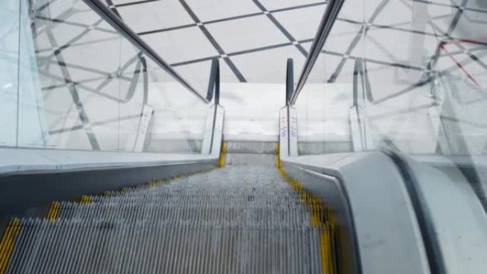 上升的自动梯子。购物中心或机场的金属楼梯自动扶梯，方便人们移动。公共场所人员自动升降机构。