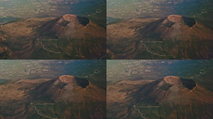 意大利维苏威火山从空中飞来。