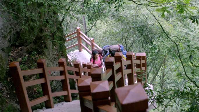 驴友登山游山玩水