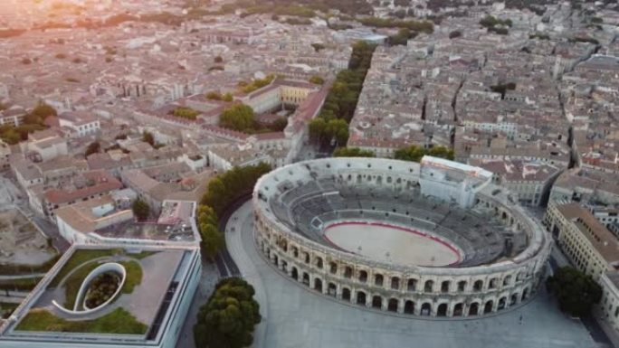 法国日落时尼姆市旧罗马圆形剧场的鸟瞰图