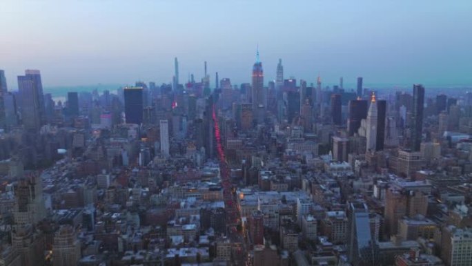 日落后令人印象深刻的纽约全景。在大都市繁忙的街道上，数百辆亮着红灯的汽车。鸟瞰图。