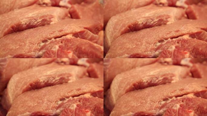 超市货架上的生猪肉特写。优质新鲜猪肉
牛排用于食品工业。健康有机食品对人们的概念。
优质肉片。卫生肉