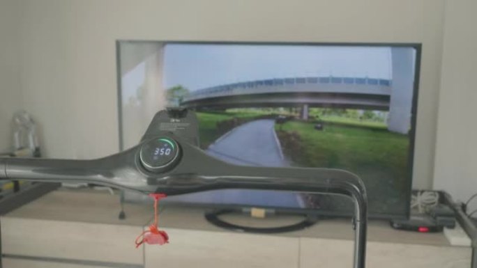 虚拟现实跑步机。未来体育锻炼在线课堂健身房在家与虚拟现实体验。
