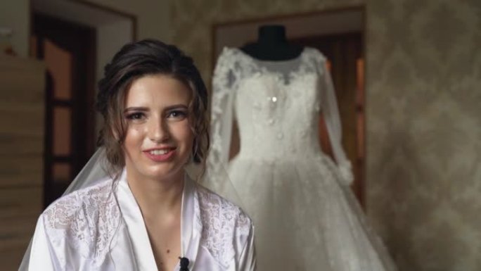 礼服背景上的新娘。女人在说话。关于婚礼，哭泣的几句话。