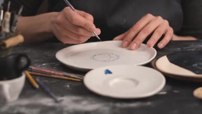 艺术家手画陶瓷板
