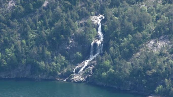 挪威美妙的风景。来自Preikestolen讲坛岩石的Lysefjord峡湾瀑布的美丽风景。背景中的