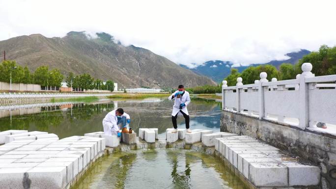 环境检测 取水样 取水 污水处理 水样本