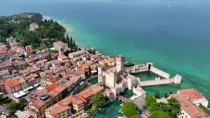 鸟瞰图，建于14世纪下半叶，位于意大利北部加尔达湖的最南端