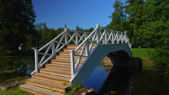 爱沙尼亚拉赫马国家公园的木桥。