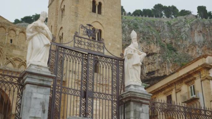 Cefalu，意大利-27 07 2021: 门两尊塞法卢圣徒教区在西西里岛