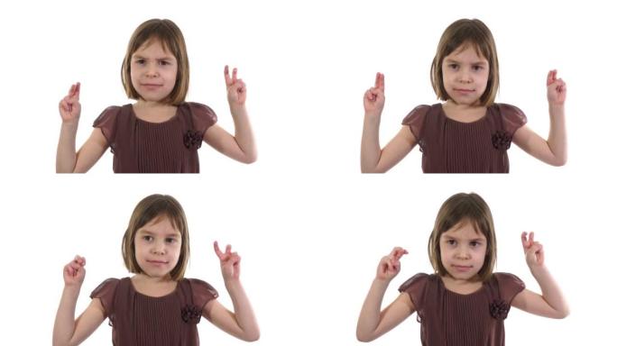 报价-不报价手势。小女孩5-6岁，金发，弯曲她的食指和中指在空中，一次或两次。这是模仿语音中的双引号