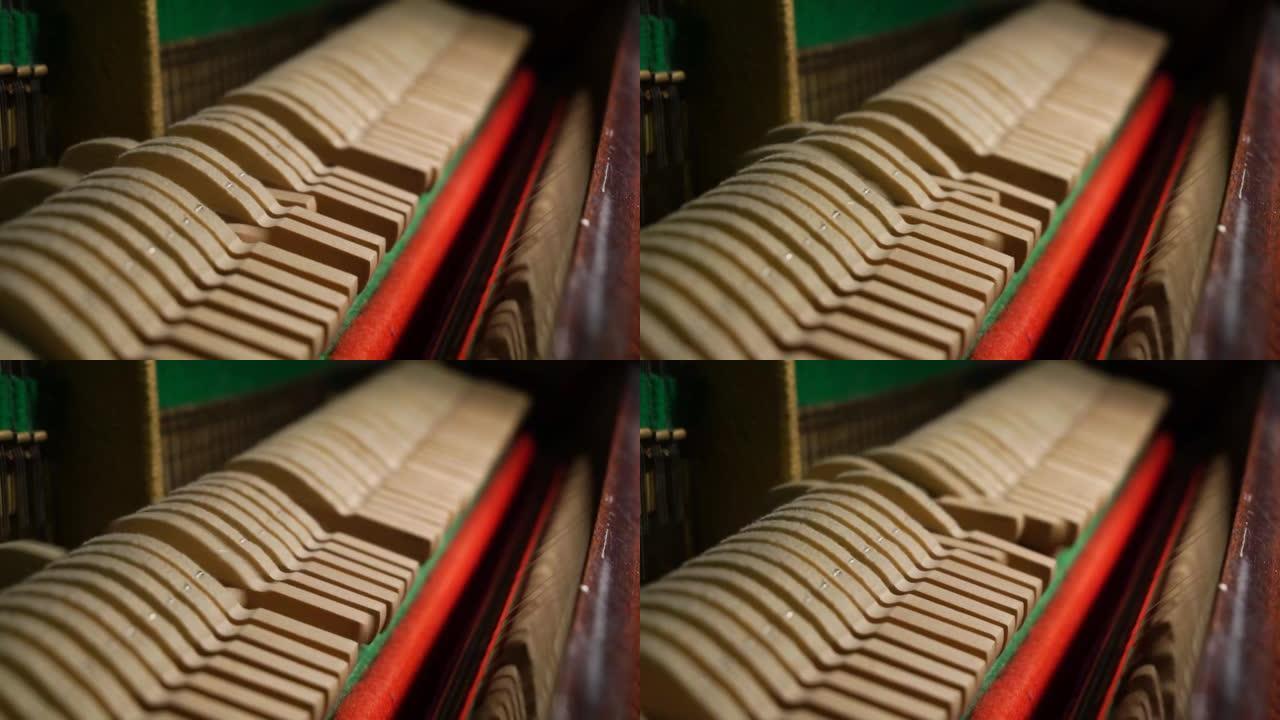 一架古老的著名古董钢琴的内部视图。钢琴内部复杂的隐藏机制。