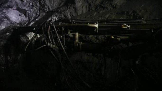 在铁矿中打井的过程。