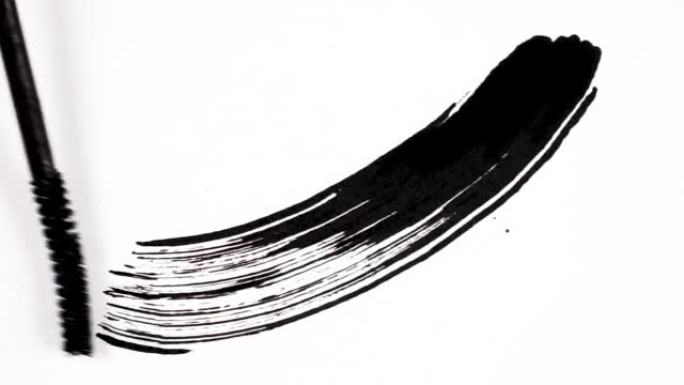 镜头元素叠加的黑线笔触。动画手用黑色墨水刮睫毛膏，用于下三分之一和过渡。