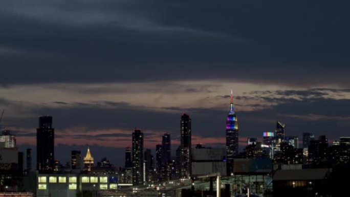 纽约天际线，帝国大厦以彩虹色点亮，骄傲月