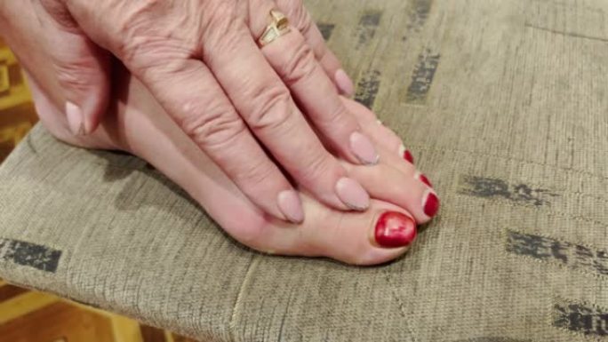 手指肿胀的女人的腿受伤。女人感到腿上有痛处。