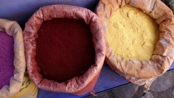 摩洛哥舍夫沙万 (Chaouen) 麦地那的彩色染料颜料袋。