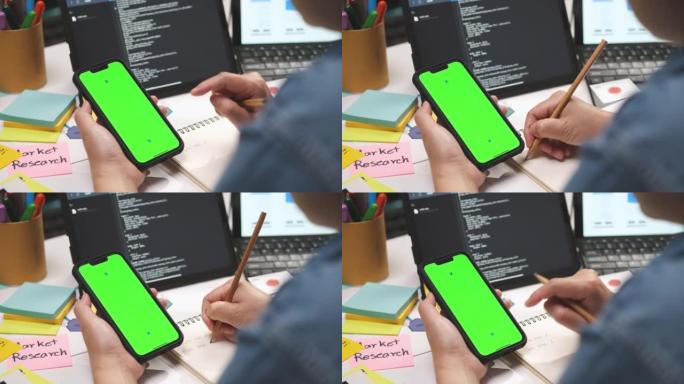 绿屏模型。女性ux ui开发者在手机上测试移动原型应用程序的近距离编码